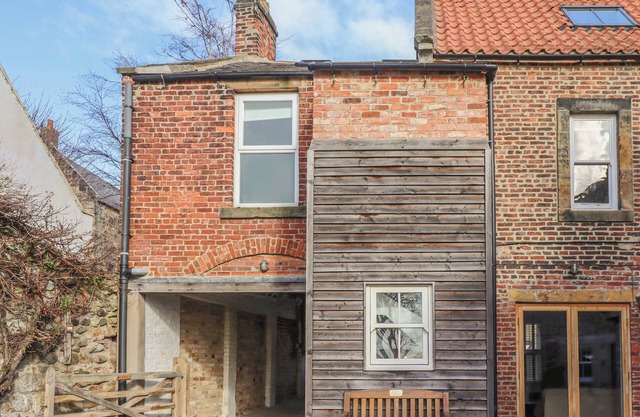 SEAFIELD COACH HOUSE, romantic, character holiday cottage in Alnmouth
