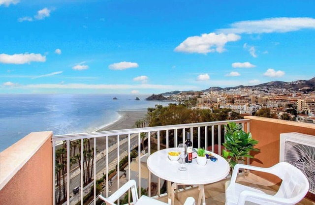 Seafront Apartment 4 pers, El Paseo A/C, Wi-Fi