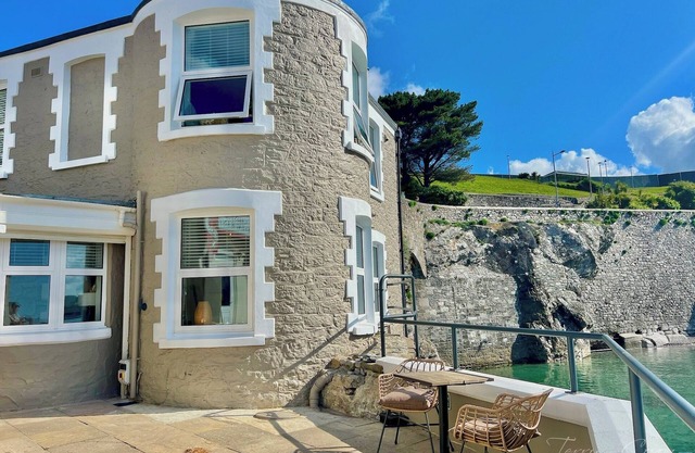 Seafront Cottage - Beach Access - Pet Friendly