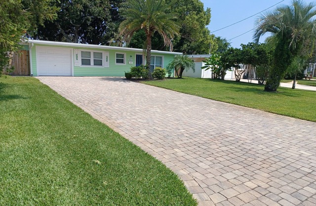 Seahorse Cottage Bungalow - Only 7 Blocks from the Beach