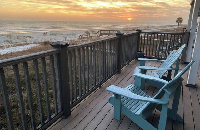 SeaScape: 4BR 1st-Floor Condo, Beachfront, Deck, Pool/Spa, Pet-Friendly
