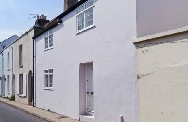 SEASHELL COTTAGE, family friendly, character holiday cottage in Deal