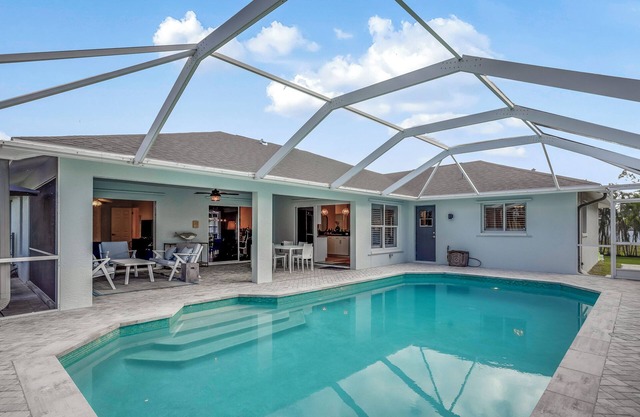 SEASIDE COTTAGE - Southern fenced yard, tropical fruit trees, pool, contemporary