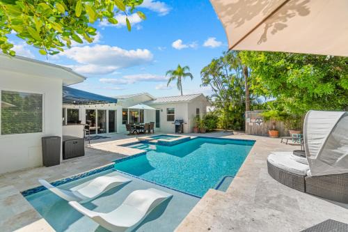 Seaside Elegance - 4B-4B - 3 Master Suites, Heated Pool and Spa, Tanning Ledge, Golden Tee Arcade, Outdoor Bar with 65 Inch TV, BBQ, Walk to Beach! Sleeps 10