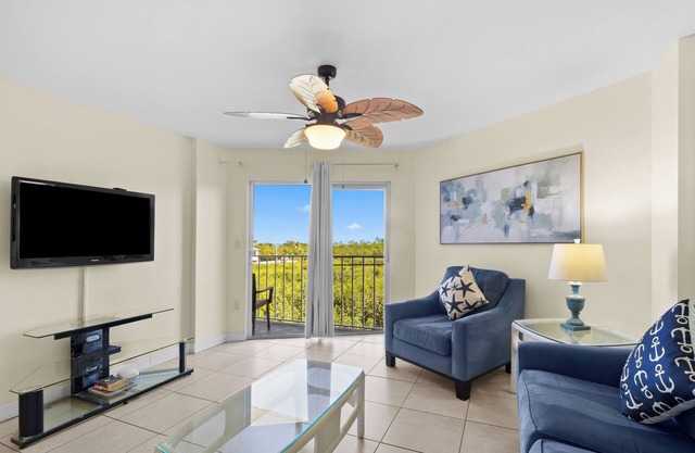 Seaside Escape: Relax and Recharge with Panoramic Views! 3 Spacious Suites