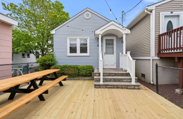 SEASIDE HEIGHTS COTTAGE- BACK UNIT, 2 BEDROOMS, 1 BATH, SLEEPS 4