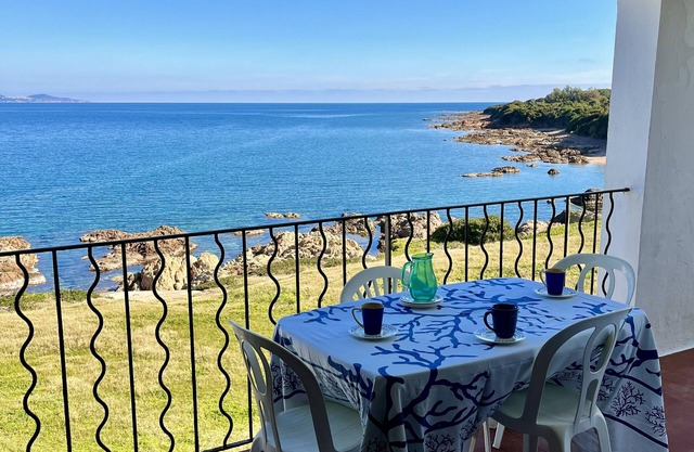 Seaside holiday flat for 2 with terrace, pool, and restaurant