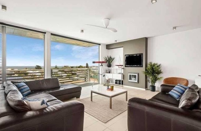 Seaside Luxury: Panoramic Views in Heart of Town