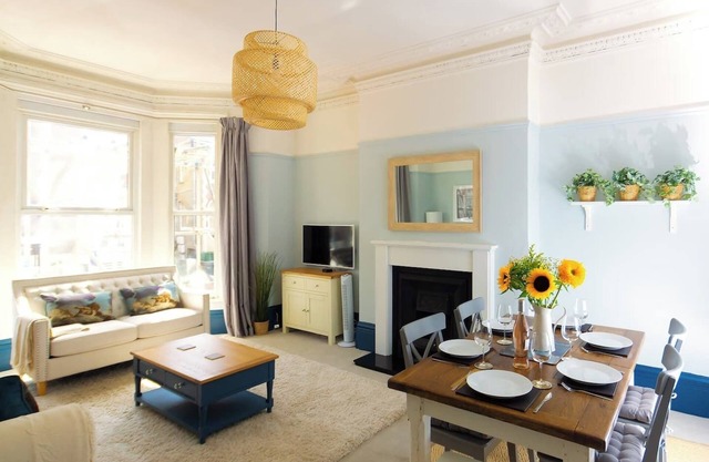 Seaside retreat with king bed, bunks & sofa bed – perfect for families & friends!