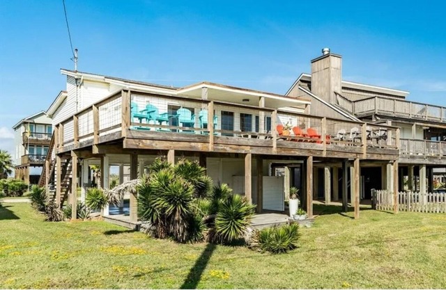 Seaside Serenity- Amazing 2nd row views, and dog friendly!