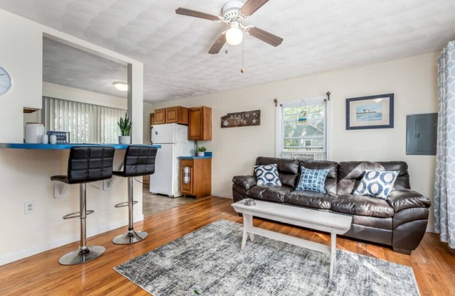 Seaside Splendor: 4BR Residence Close to Beach