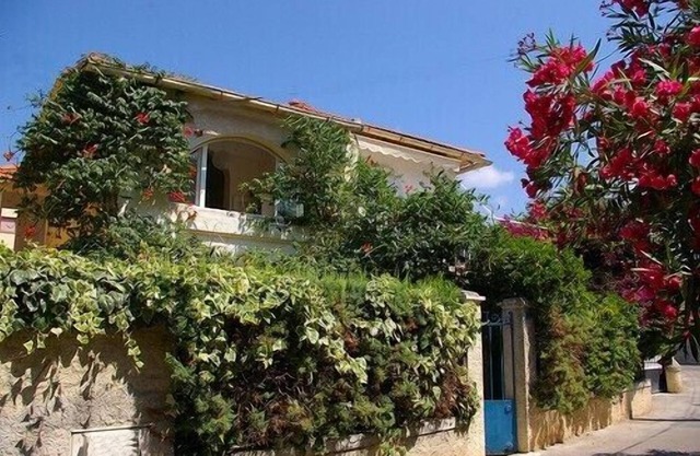 Seaside Villa Apartment with Large Terrace 2 mins from Renecros Beach