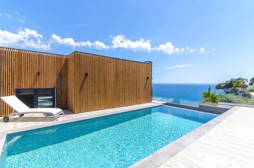 Seaside villa in Lloret de Mar with garden and pool view