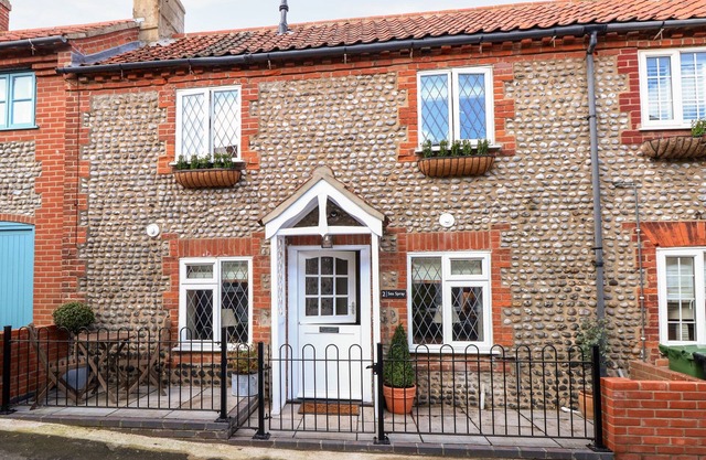 SEASPRAY, pet friendly, character holiday cottage in Sheringham