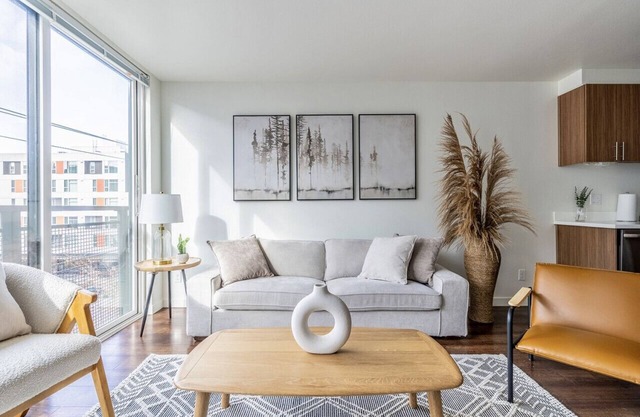 Seattle's modern and stylish Penthouse Apartment- Wifi, Pet Friendly, Rooftop