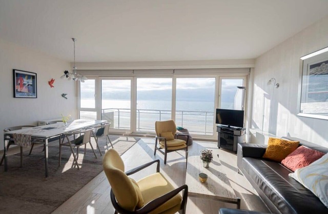 Seaview Apartment on the Beach - Free Parking!