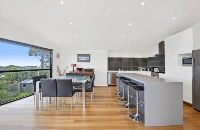 Seaview Sanctuary: Jan Juc Stay with Ocean Views