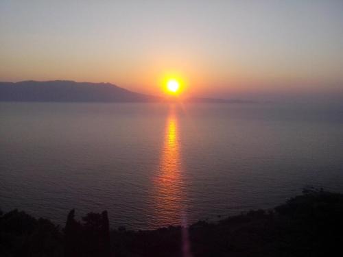Seaview Studio in beautiful setting, west from Chania