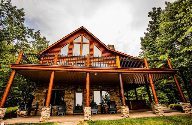 Secluded 150 Acre Property, Private Lakes, 360 Mountain Views, Elegant Lodging