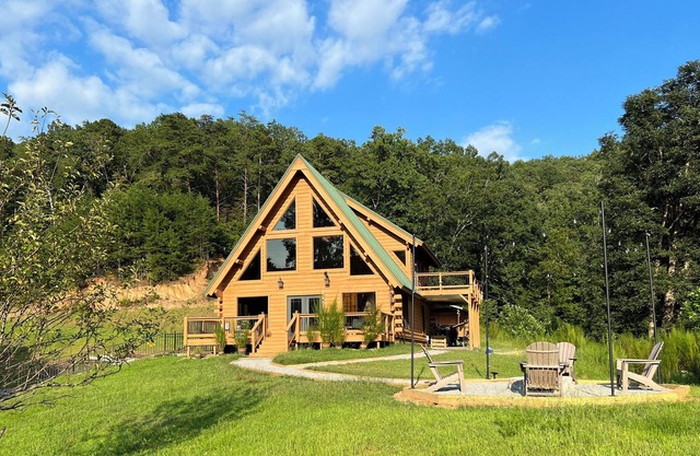 Secluded 17 acres Log Cabin-Minutes to Carter's Lake