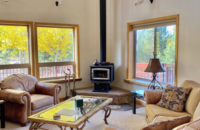 Secluded 3-bedroom home in Grand Lake, just minutes from RMNP