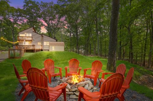 Secluded Cabin, Jacuzzi, Pool Table, King Bed & Fire Pit