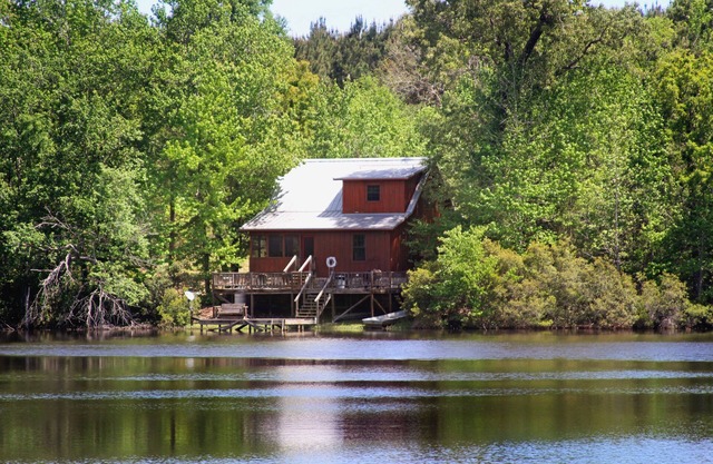Secluded Cabin On A 13 Acre lake; 10 min from Crockett, 30m Palestine