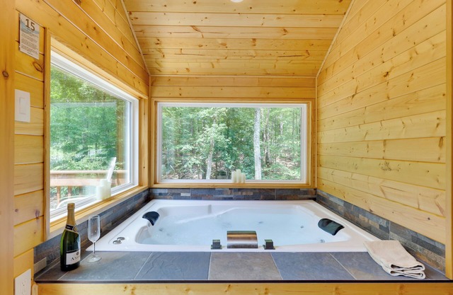 Secluded Cabin: Pool, Jacuzzi, Pool Table, King Bed, Fire Pit, Horseback Riding