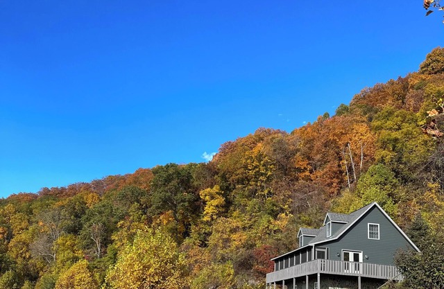Secluded Cabin with Long Range Views just off Blue Ridge Parkway in Fancy Gap VA