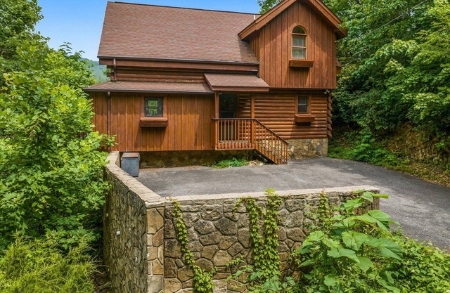 Secluded Cabin with Mountain Views, Pool & Golf!