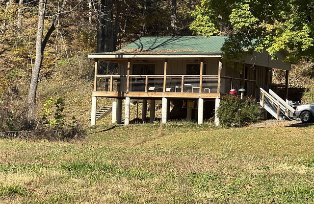 Secluded Couple’s one bedroom creek view cabin on Craigs Creek in Oriskany Va.