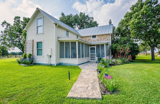 Secluded Farmhouse, vineyard on 4 acres, near wineries, shaded yard & EV charger