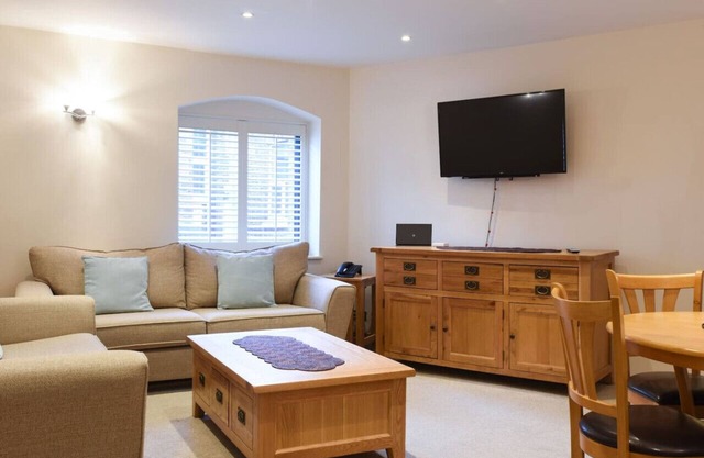 Secluded High End 2BR in Southsea w/FREE parking!