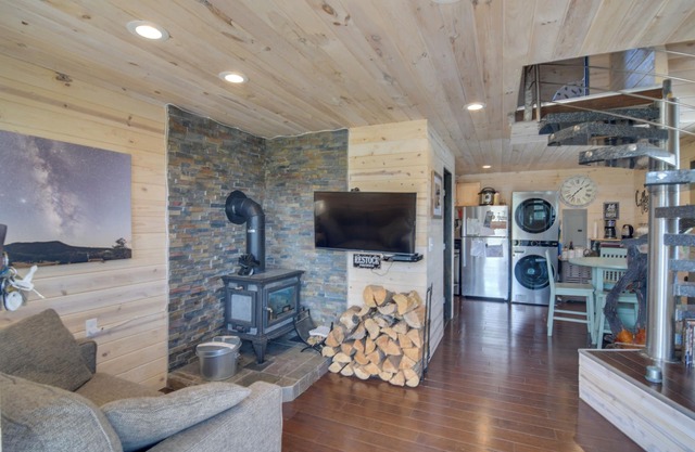Secluded Jefferson Cabin w/Deck + Mountain Views!