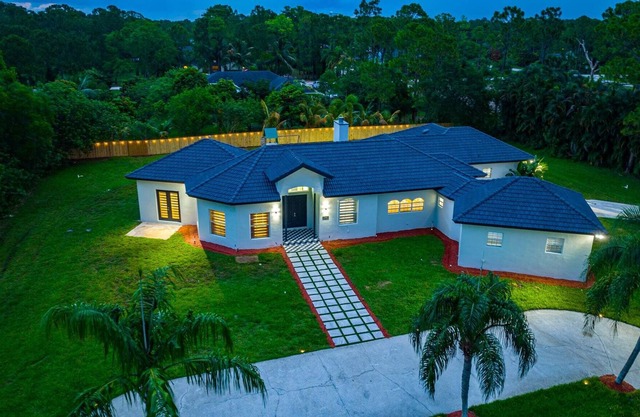 Secluded Modern Luxe Acre. Amazing Pool. Game Room