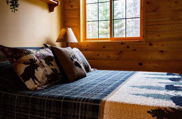 Secluded North Shore cottage near the lake with cozy fireplace & modern comforts