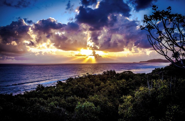 Secluded Oceanfront Cottage- in Princeville – Private large Spa & Stunning Views