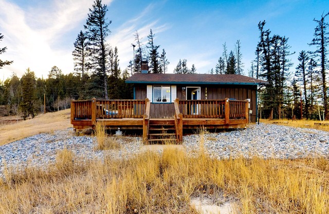 Secluded retreat w/wood stove, free WiFi, mountain & valley views, washer/dryer