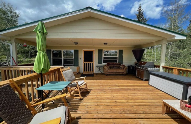 Secluded South Park Cabin - Amazing deck & views!