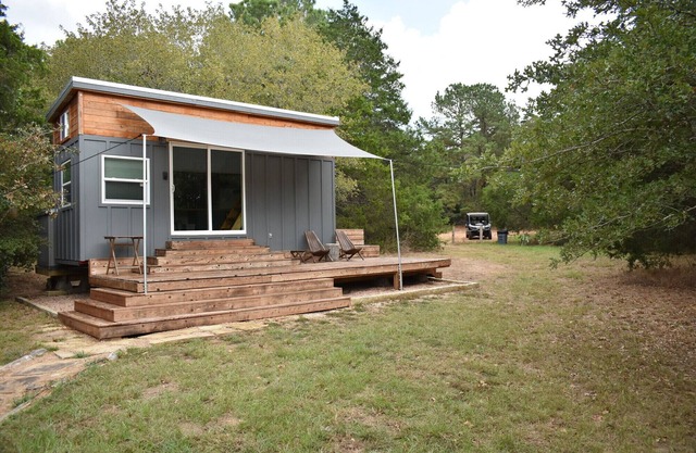 Secluded Tiny Cabin with firepit, stargaze and hike