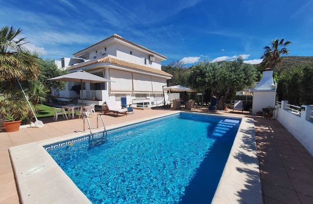 Second floor apartment with pool, 2 minutes from the beach.