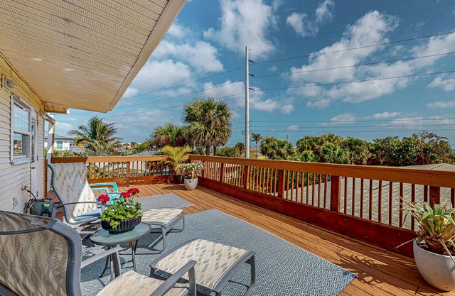 Second-floor coastal condo w/ocean views, balcony, WiFi, AC, steps to the beach