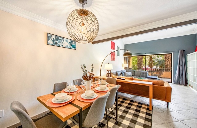 Second-floor condo with gorgeous view, pool, hot tub & tennis - 2 dogs OK