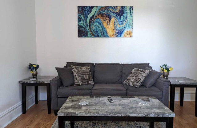 Second Floor King Bed w/Off-Street Parking Near SSM/Children's Hospital