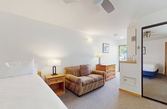 Second-floor room on Main St - pool & hot tub - walk to lifts, dog-friendly