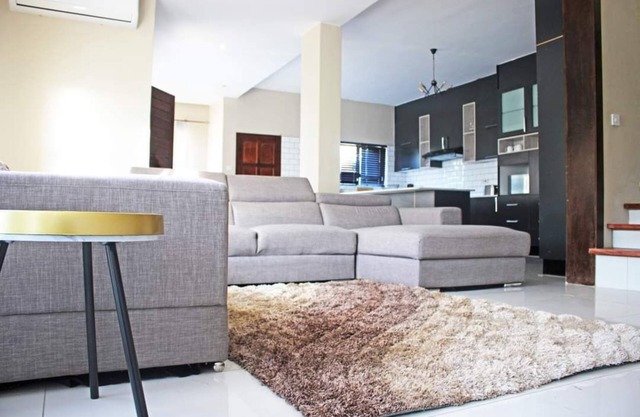 Secure home next to airport junction mall, 11 minutes from the airport.
