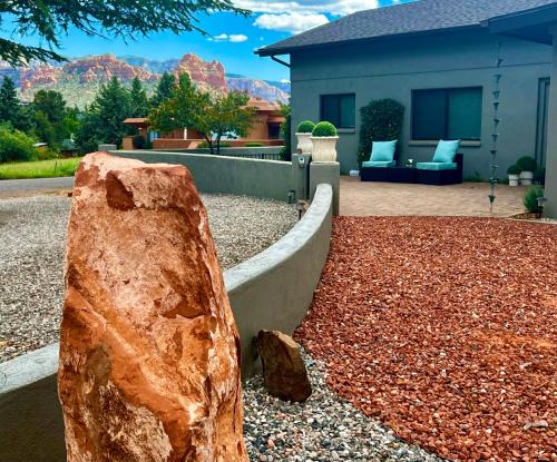 Sedona Uptown Gem!Large yard w grass and shade trees! Views! NEW! BARREL SAUNA! Close to trails, walk to Uptown Sedona, restaurants and shopping