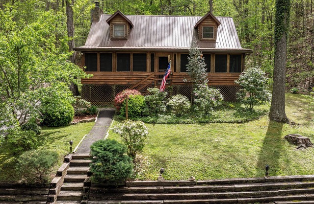 See Fall Colors! Minutes to SMNP/GSM Railroad/Hiking/Ziplining, Firepit, Hot Tub