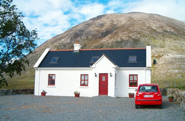 SELF CATERING COTTAGE IN PICTURESQUE INAGH VALLEY, Recess, CONNEMARA, With Wi-Fi
