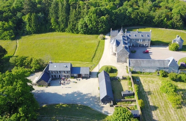 Semi-detached cottages for 6 to 14 people. in a private domain, manor house, forest, MORLAIX